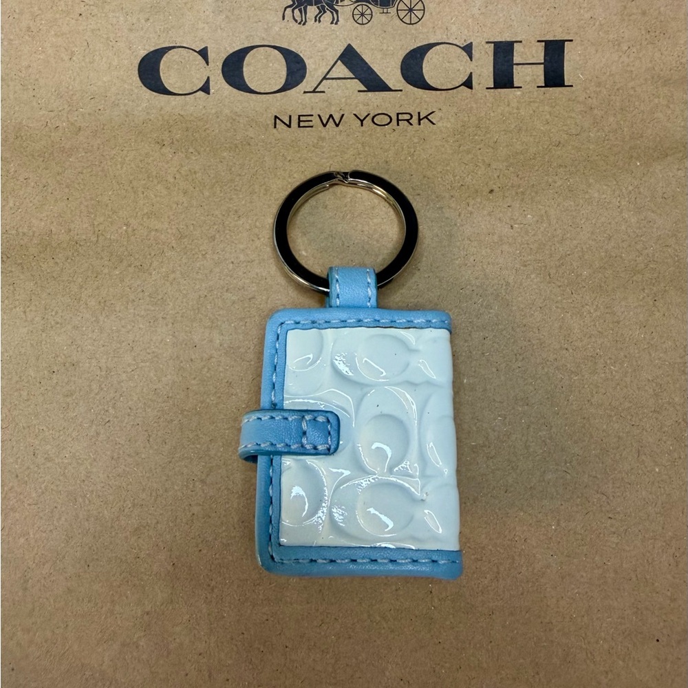 Coach Embossed Patent Mini Photo Holder Keychain Heart Charm (A771) - Picture 4 of 4